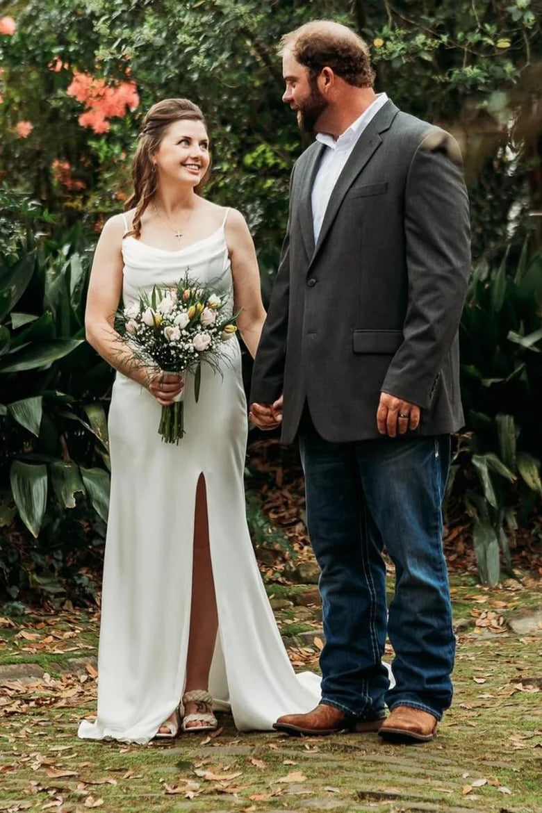 Vestido de novia largo con tirantes finos, cuello vuelto, espalda descubierta, abertura y cola